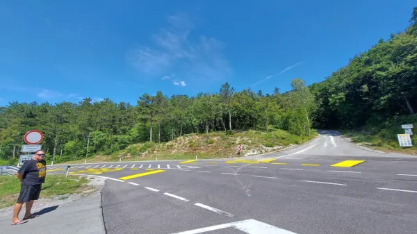 Lozičani so  novo postajališče za avtobuse dobili v križišču štirih 
cest, na avtobus bodo čakali na cestišču med dvema ovinkoma. 