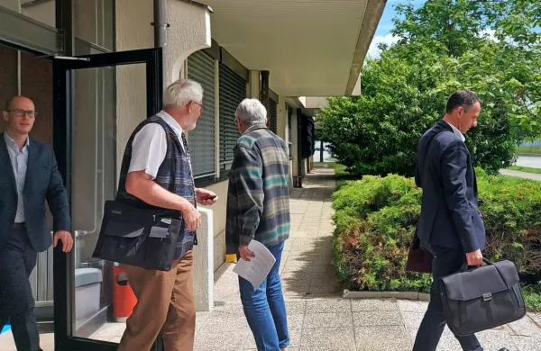 Obtoženi zdravniki  (na  fotografiji   na sredini  Bojan Lovše  in  
Tihomir  Pešić)  so  očitke  tožilstva ves  čas vztrajno zanikali,  a so  
sodniki      presodili, da  je  bilo  njihovo početje nezakonito.  