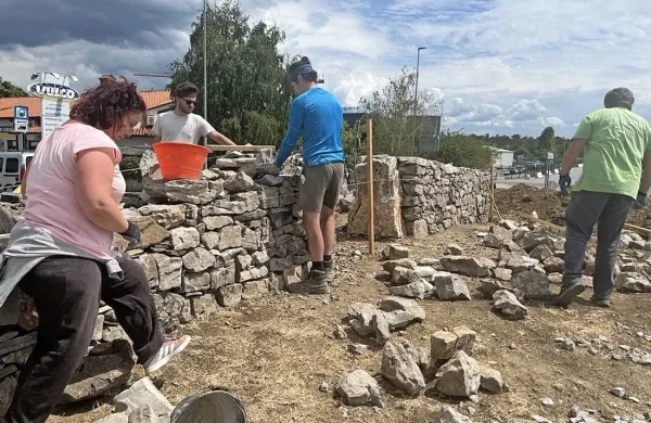 Krožišče s kraškim suhim zidom