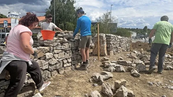 Krožišče s kraškim suhim zidom