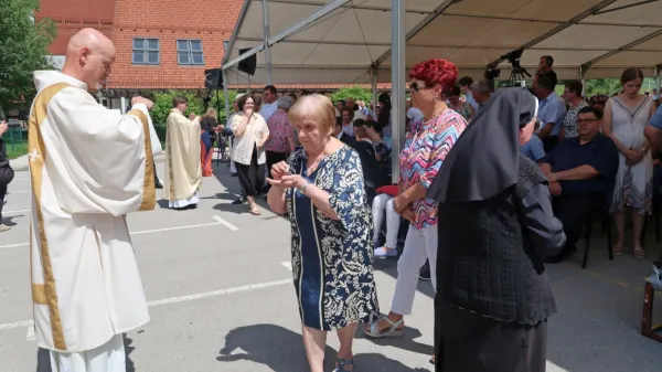 Zaradi pomanjkanja župnikov imajo vse pomembnejšo vlogo  
stalni diakoni, duhovniki nižjega ranga. Diakon Jurij Vončina bo 
septembra zasedel mesto ravnatelja škofijske Karitas.