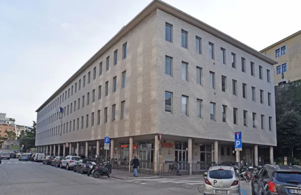 Na vhodu slovenskega generalnega konzulatu v Trstu so danes 
neznanci nalepili nov nespodoben napis.