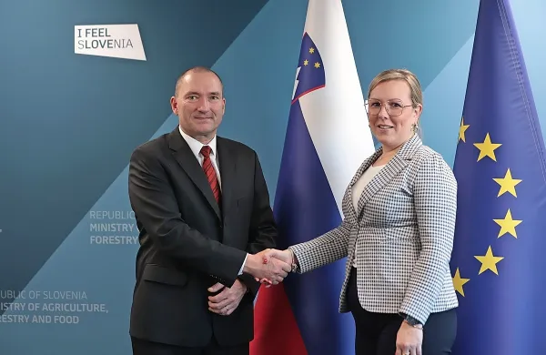 Predsednik KGZS Jože Podgoršek in kmetijska ministrica Mateja 
Čalušić imata očitno različno mnenje glede sodelovanja med 
kmeti in vlado.