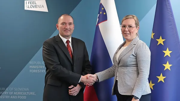 Predsednik KGZS Jože Podgoršek in kmetijska ministrica Mateja 
Čalušić imata očitno različno mnenje glede sodelovanja med 
kmeti in vlado.