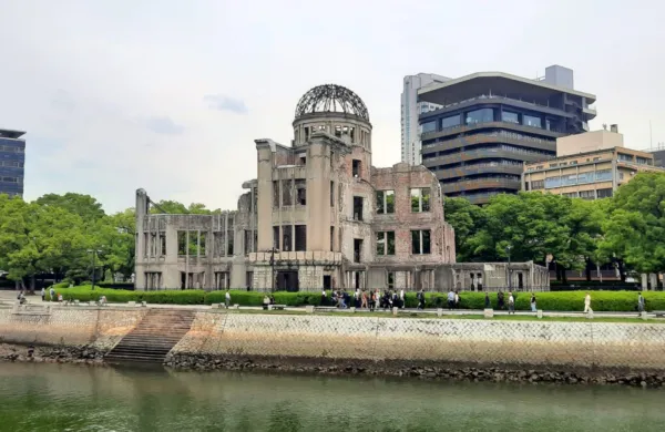 Spomenik miru v Hirošimi služi kot živ opomnik na dogodke izpred osmih desetletij. 