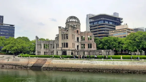 Spomenik miru v Hirošimi služi kot živ opomnik na dogodke izpred osmih desetletij. 