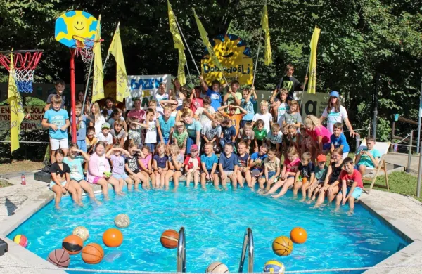 Skupinski utrinek s 30. Poletja ob Soči. 