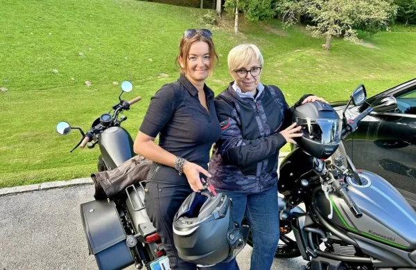 Predsednica in ministrica na motorju