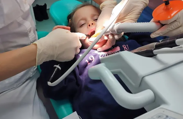 Tretjina otrok je k ortodontu napotena prezgodaj, predvsem zaradi želje, da se uvrstijo v čakalno vrsto.

