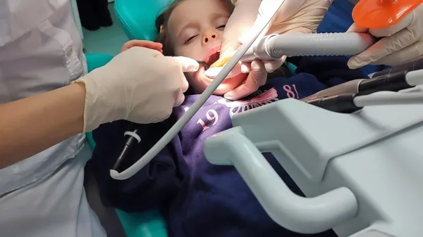 Tretjina otrok je k ortodontu napotena prezgodaj, predvsem zaradi želje, da se uvrstijo v čakalno vrsto.

