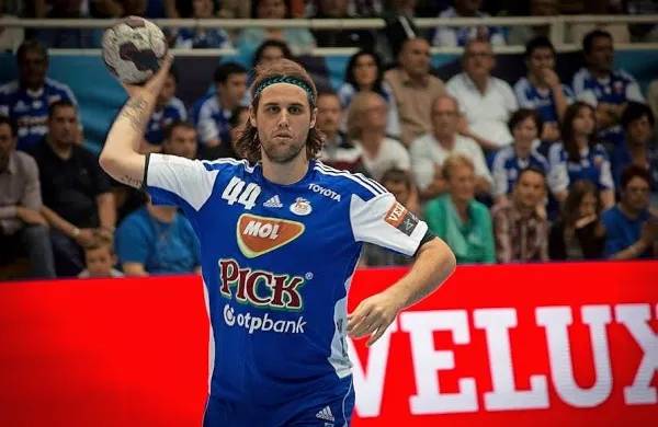 Po skoraj desetletju je Dean Bombač zamenjal klubske barve, a 
ostaja na Madžarskem.