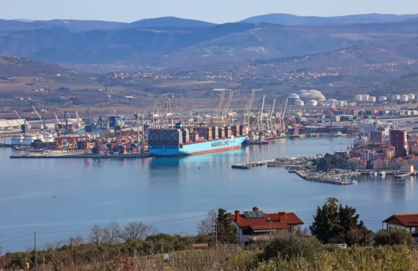 DP World v Ljubljani  lobira za pridobitev poslov v koprskem pristanišču. Trenutno poslujejo v Ukrajini, Romuniji, Turčiji, Srbiji in na Cipru.