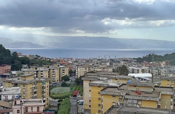 Pogled iz Messine na severovzhodu Sicilije proti celinski Italiji, s katero naj bi pristaniško mesto kmalu povezoval najdaljši viseči most na svetu.