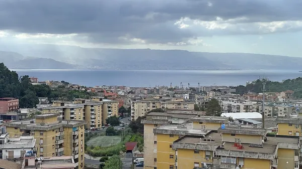 Pogled iz Messine na severovzhodu Sicilije proti celinski Italiji, s katero naj bi pristaniško mesto kmalu povezoval najdaljši viseči most na svetu.