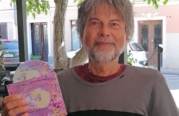 

Cveto Kobal  z novo zgoščenko Razpihal sem nebo