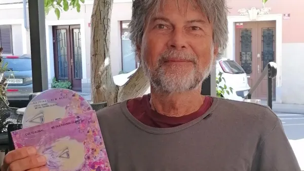 

Cveto Kobal  z novo zgoščenko Razpihal sem nebo