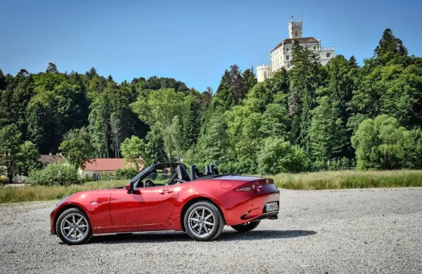 Izlet z Mazdo MX-5 do gradu Trakošćan je bil popolna kombinacija užitka v vožnji, odkrivanja naravnih lepot in spoznavanja bogate zgodovine.
