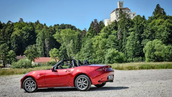 Izlet z Mazdo MX-5 do gradu Trakošćan je bil popolna kombinacija užitka v vožnji, odkrivanja naravnih lepot in spoznavanja bogate zgodovine.
