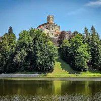 Grad Trakošćan stoji kot pravljična kulisa sredi zelene pokrajine. 
Obdaja ga slikovito jezero, okoli katerega vodi pešpot.
