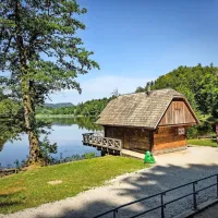 Jezero je zdaj priljubljena točka za številne sprehajalce in športne 
ribiče.