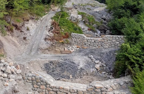 Sanacija plazu Mali Njivč v zaledju PB Franja naj bi bila, kot prvi 
sklop popoplavne obnove,  zaključena do decembra. Pravkar je 
bila podpisana pogodba za sanacijo soteske Pasice.