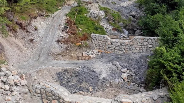 Sanacija plazu Mali Njivč v zaledju PB Franja naj bi bila, kot prvi 
sklop popoplavne obnove,  zaključena do decembra. Pravkar je 
bila podpisana pogodba za sanacijo soteske Pasice.