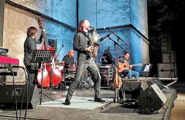 Vasko Atanasovski je v projektu Transbalkanika združil moči  z 
Vasilom Hadžimanovim na klavirju, Zoranom Majstorovićem na 
kitari in oudu (predhodnik lutnje), Joštom Drašlerjem  na kontrabasu in Žigo Kožarjem na bobnih.