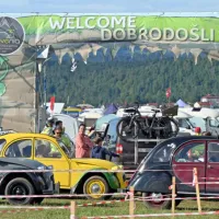 Približno 3500 ljubiteljev spačkov s celega sveta se je  pet dni 
družilo  na postojnskem letališču. Veselja jim niso  pokvarili ne 
nalivi ne nič kaj poletne temperature.   