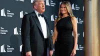 Donald Trump (na fotografiji s soprogo Melanio) za zdaj uspeva 
zadrževati Epsteinove zapiske na hladnem.
