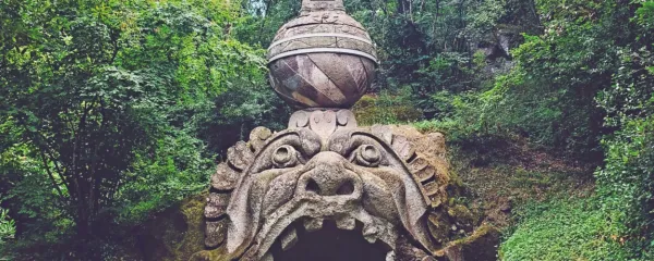 V bližini današnjega vhoda v Sveti gozd nas na levi strani 
“pozdravi” antropomorfna skulptura glave, ki naj bi ponazarjala 
Proteusa ali Glavka iz grške mitologije.   