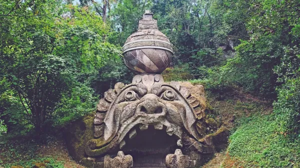 V bližini današnjega vhoda v Sveti gozd nas na levi strani 
“pozdravi” antropomorfna skulptura glave, ki naj bi ponazarjala 
Proteusa ali Glavka iz grške mitologije.   