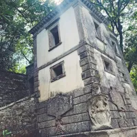 Eden od bolj impozantnih objektov je Viseča hiša, ki je nagnjena za 
kar 23 stopinj.