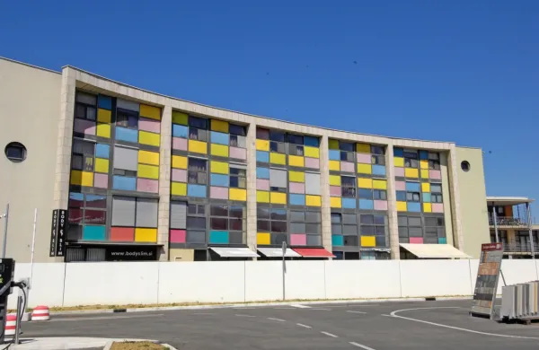 “Čebelnjak” blizu Škocjanskega zatoka je eden od javnih študentskih domov, ki poleti gosti tudi turiste. 