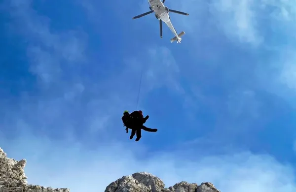 Nemška družina so je z zahtevnega terena rešili bovški gorski 
reševalci in posadka policijskega helikopterja. 