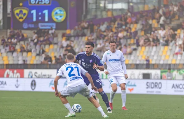V  Ljudskem vrtu minulo nedeljo ni bilo zmagovalca. Na fotografiji 
je v sredini Omar Rekik med koprskima nogometašema Josipom 
Iličićem in Nikom Omladičem. Kako bo drevi z Radomljami?