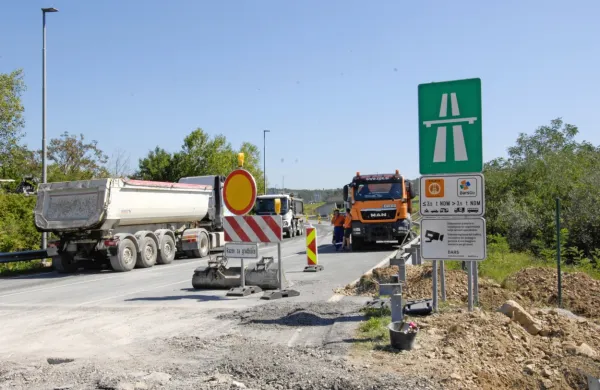 Začasno je zaprt uvoz na avtocesto proti Ljubljani.