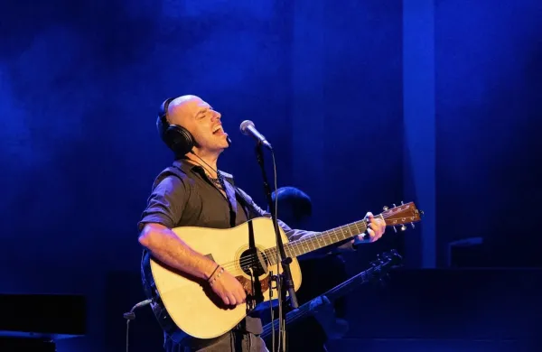 Rudi Bučar v svet pošilja glas  istrske zemlje, tiste trde pokrajine, 
kjer se je vedno mešalo morje kultur, ljudje pa so se obrusili v 
občutljive pesniške duše z mogočno strastjo do življenja.