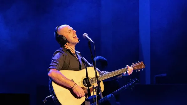 Rudi Bučar v svet pošilja glas  istrske zemlje, tiste trde pokrajine, 
kjer se je vedno mešalo morje kultur, ljudje pa so se obrusili v 
občutljive pesniške duše z mogočno strastjo do življenja.