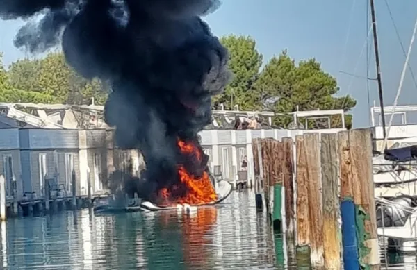 Ognjeni zublji uničili gumenjak