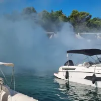 Ognjeni zublji uničili gumenjak