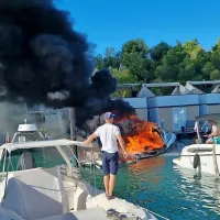 Ognjeni zublji uničili gumenjak