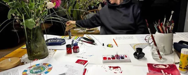 Več tisoč ljudi je imela na tečajih, ima tudi spletne delavnice 
meditacije v gibanju, kot tudi reče kaligrafiji.