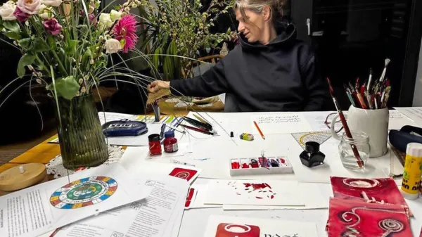 Več tisoč ljudi je imela na tečajih, ima tudi spletne delavnice 
meditacije v gibanju, kot tudi reče kaligrafiji.