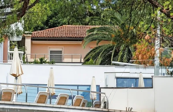 Dvonadstropna vila z bazenom v središču Portoroža je po oceni geodetske uprave (Gurs) skupaj z zemljiščem vredna skoraj 1,2 milijona evrov. 