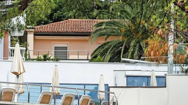 Dvonadstropna vila z bazenom v središču Portoroža je po oceni geodetske uprave (Gurs) skupaj z zemljiščem vredna skoraj 1,2 milijona evrov. 