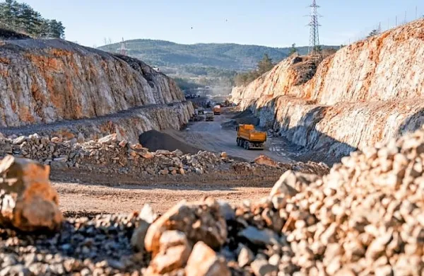 Med izkopnimi deli so med Divačo in predorom Lokev, kjer   poteka odprta trasa v predvkopu, naleteli na vrtačo.