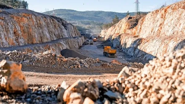 Med izkopnimi deli so med Divačo in predorom Lokev, kjer   poteka odprta trasa v predvkopu, naleteli na vrtačo.