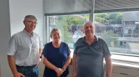   Dr. Peter Gašperšič (levo) se je z Lojzko Reščič in Hasibom 
Brdarjem pogovarjal o o dediščini azbesta.