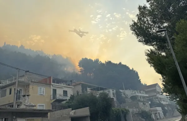 Pri kraju Jesenice med Splitom in Omišem je  izbruhnil velik požar. 
Ogenj ogroža hiše, evakuirali  so tudi nekaj ljudi.