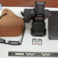  V  več primerih  so  osumljeni  otroke  snemali  s  kamerami,  vgrajenimi  v okvirje  sončnih očal. 